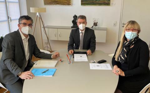 Gesch&auml;ftsf&uuml;hrer Oliver Baur, B&uuml;rgermeister Thorsten Erny und Prokuristin
Melanie Sch&ouml;ner bei der Vertragsunterzeichnung, Foto: Stadt Gengenbach