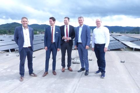 Auf dem Dach inmitten der PV-Module, v.l.: Fiege-Niederlassungsleiter Matthias Koch, David Zimmermann und Sebastian Betz (LIP Invest), B&uuml;rgermeister Thorsten Erny sowie Tom Gi&szlig;ler, technischer Werkleiter Stadtwerke Gengenbach, Foto: Stadt Gengenbach