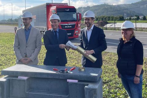 Gengenbachs B&uuml;rgermeister Thorsten Erny (zweiter von links) mit Jan Fiege (zweiter von rechts), Alexandra Berhorst (Baufirma Bremer AG, rechts) und Daniel Pahl von LIP Invest (links). Foto: &copy; Stadt Gengenbach.