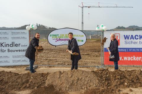 Von links Gesch&auml;ftsf&uuml;hrer Marc Fuchs, B&uuml;rgermeister Thorsten Erny und Gesch&auml;ftsf&uuml;hrer Rudolf Bischler beim offiziellen Spatenstich, Fotos: Streit